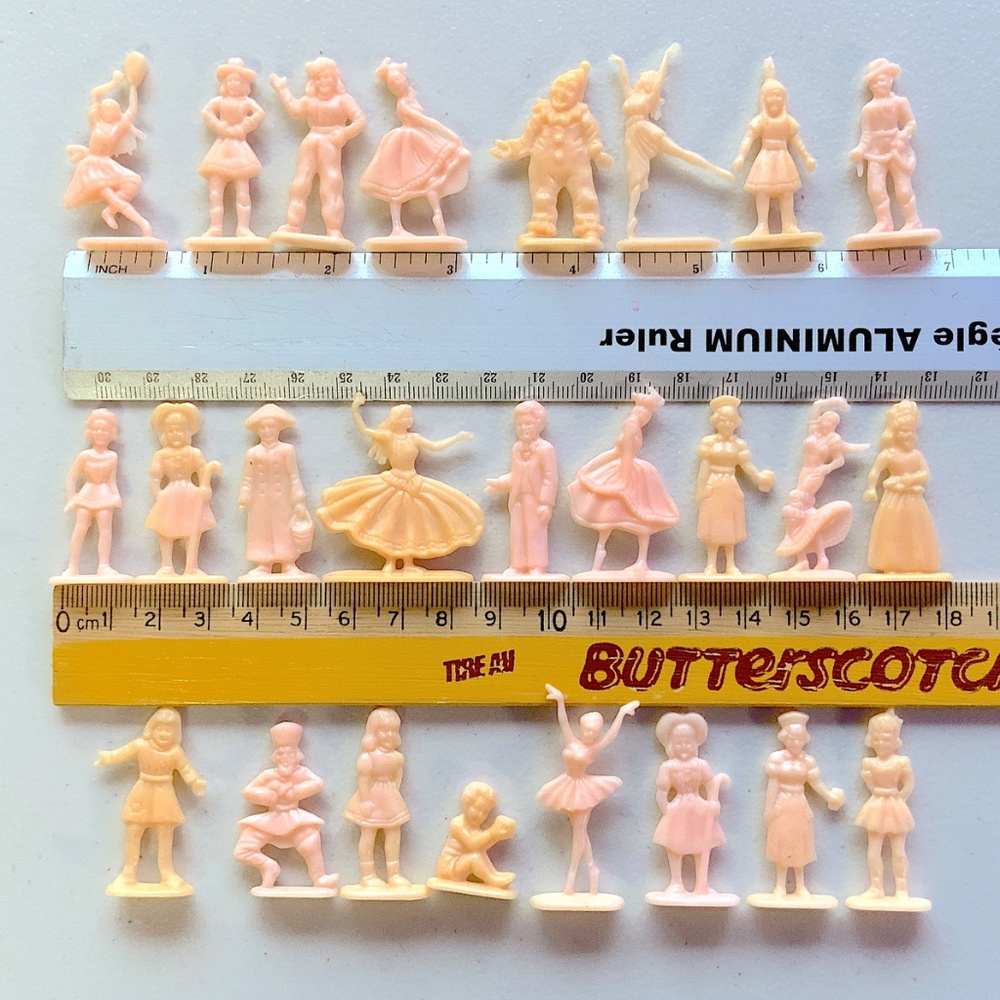 Tiny Dancers / Old Pink Plastic Figures / Eclectic wackystuff - Picture 5 of 5